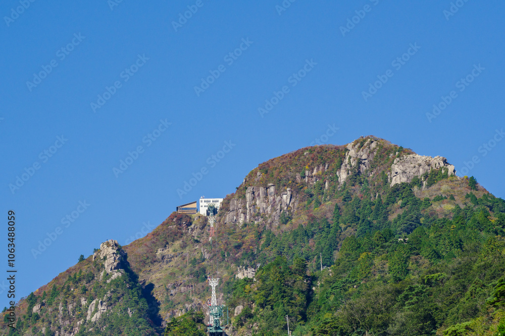 秋の御在所岳 御在所ロープウェイ山上公園駅方面(三重県三重郡菰野町) 秋の御在所岳 御在所ロープウェイ山上公園駅方面(三重県三重郡菰野町)
