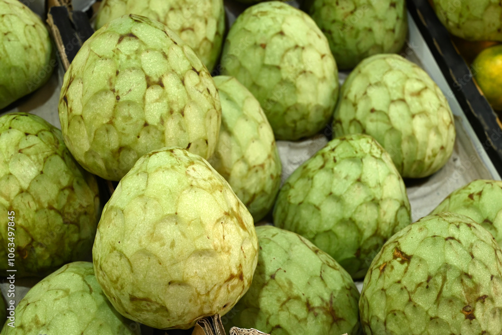 Chérimoles sur l'étal d'un marché de Cadix Chérimoles sur l'étal d'un marché de Cadix