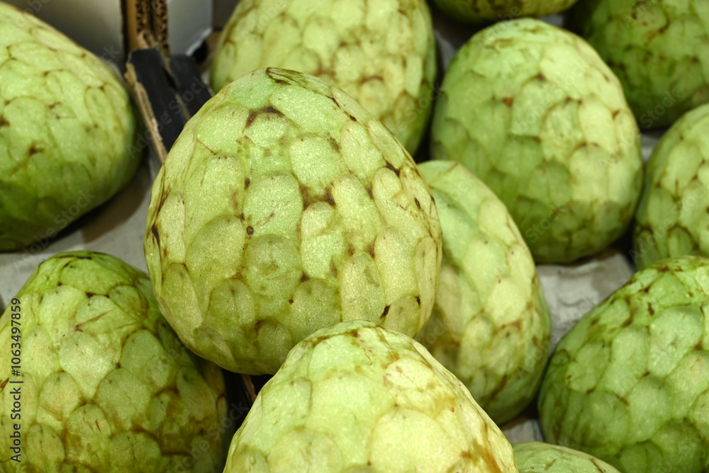 Fototapeta premium Chérimoles sur l'étal d'un marché de Cadix