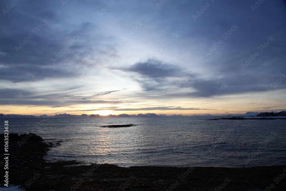 Alba sul villaggio di Andenes, a nord dell'isola di Andoya., con vista sull'isola di Senja. Isole Vesteralen, Norvegia del nord. Alba sul villaggio di Andenes, a nord dell'isola di Andoya., con vista sull'isola di Senja. Isole Vesteralen, Norvegia del nord.