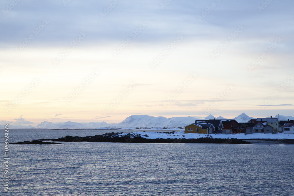 Alba sul villaggio di Andenes, a nord dell'isola di Andoya., con vista sull'isola di Senja. Isole Vesteralen, Norvegia del nord. Alba sul villaggio di Andenes, a nord dell'isola di Andoya., con vista sull'isola di Senja. Isole Vesteralen, Norvegia del nord.