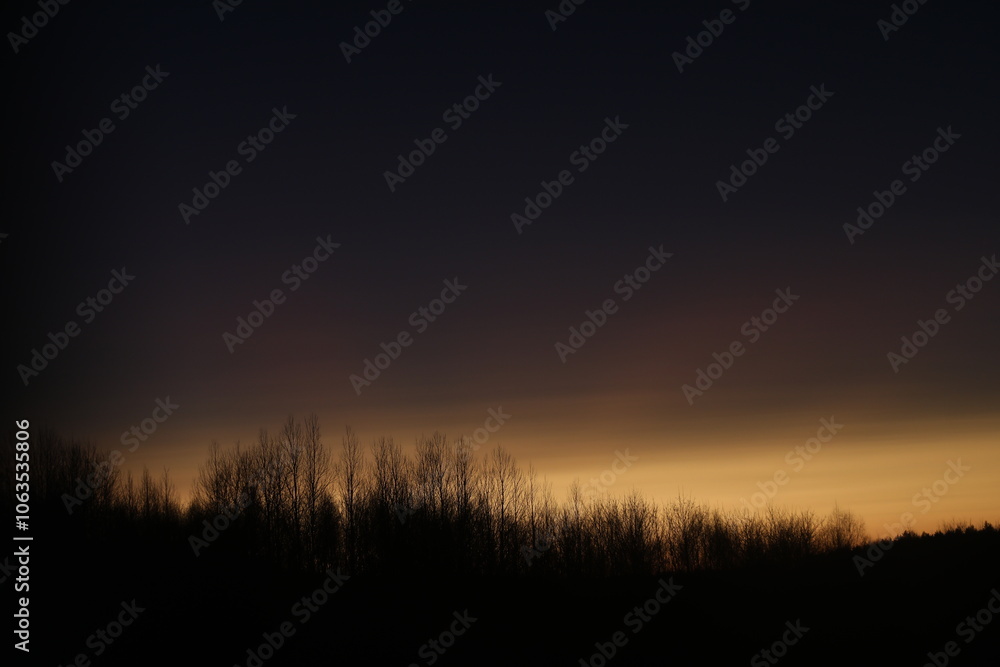 Obraz premium Sunset clouds mirrored in the window. Nature sunset sky backdrop. Blurry abstract sunrise background