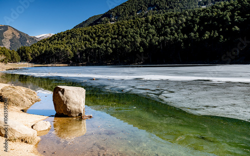 Paisaje del lago de Engolasteis en Encamp , por el camino de las Pardinas. Municipio de Andorra un día soleado de febrero.