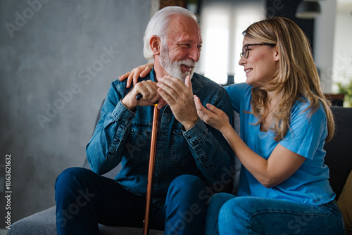 Foto Smiling Elderly Man and Caregiver Sharing a Heartwarming Moment