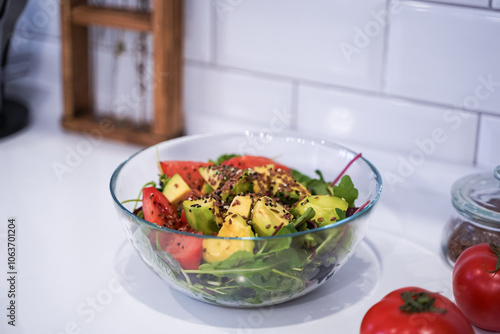 Obraz na płótnie Full bowl of fresh green salad close up on a light table on a kitchen. Concept helpful and healthy food w salonie