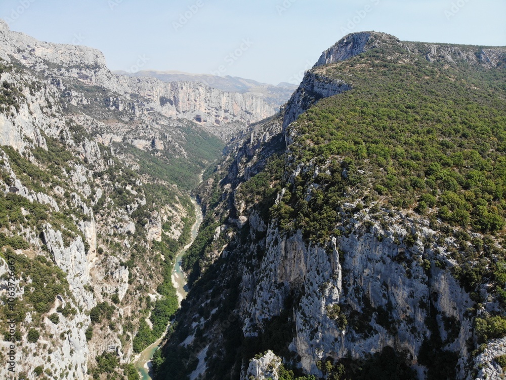 Naklejka premium A photo of the mountains are rocky