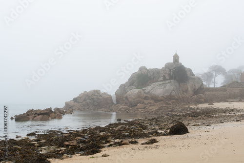 Brume matinale d'automne à Port-Blanc Penvénan - Bretagne photo