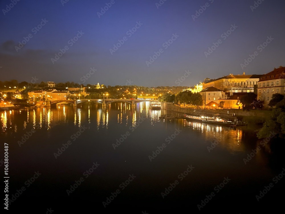 Donau in Prag am späten Abend in warmem Licht Donau in Prag am späten Abend in warmem Licht