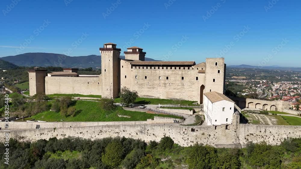 La Rocca Albornoziana e il Ponte delle Torri. Spoleto, città dell'Umbria, Italia.
Vista aera panoramica della fortezza di Spoleto e dell'antico Ponte delle Torri dell'epoca romana.
La Rocca Albornoziana e il Ponte delle Torri. Spoleto, città dell'Umbria, Italia.
Vista aera panoramica della fortezza di Spoleto e dell'antico Ponte delle Torri dell'epoca romana.