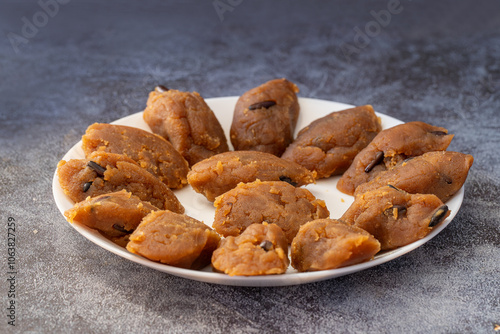 Obraz na płótnie Turkish traditional homemade pine peanut flour halva, Turkish dessert. w salonie