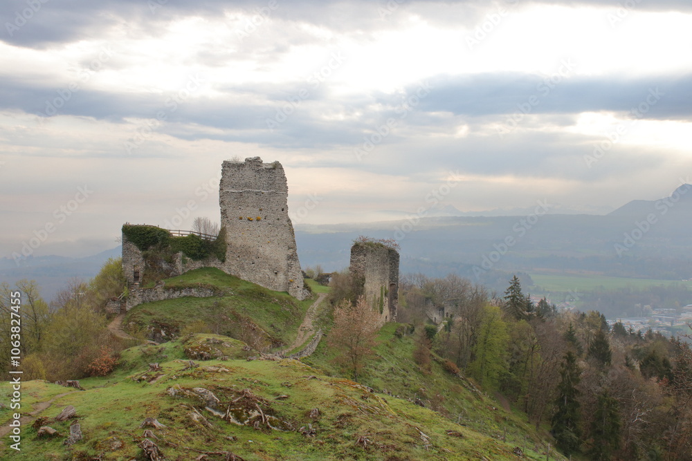 Ruine du Château médiéval des Allinges, forteresse sur la plaine du Chablais Ruine du Château médiéval des Allinges, forteresse sur la plaine du Chablais