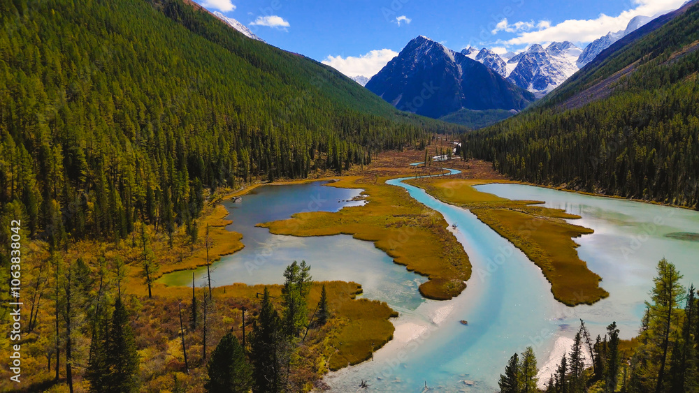 Obraz premium the valley of the mountain river Shavla in Altai autumn