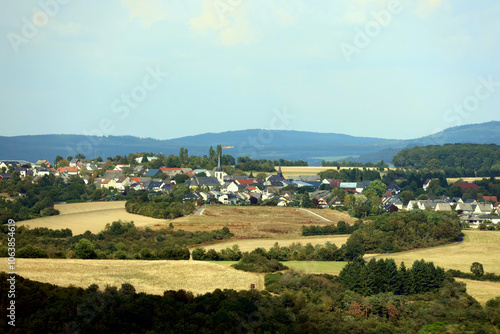 Aussicht auf Oberhausen bei Kirn im Landkreis Bad Kreuznach. Aussicht vom Premium-Wanderweg Vitaltour 3-Burgen-Weg.