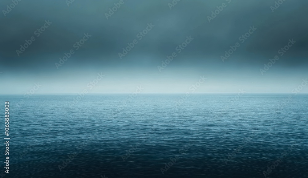 Obraz premium 静かな海の水平線と薄曇りの空が広がる、穏やかな夕暮れの風景です