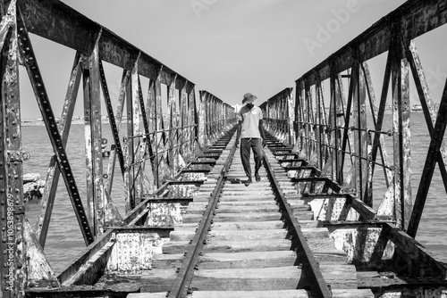 Un pont de chemin de fer traverse une rivière dans la ville de Saint Louis du Sénégal en Afrique de l'Ouest photo