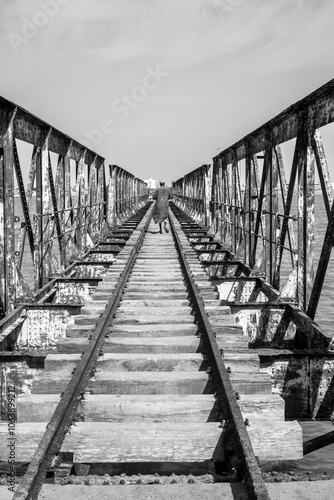 Un pont de chemin de fer traverse une rivière dans la ville de Saint Louis du Sénégal en Afrique de l'Ouest photo