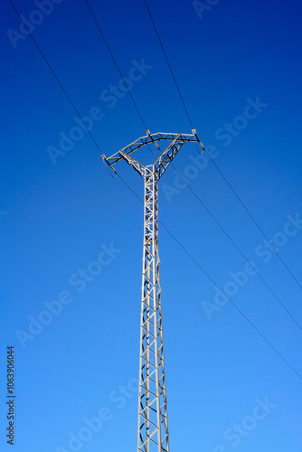 Torre metálica de cables eléctricos photo