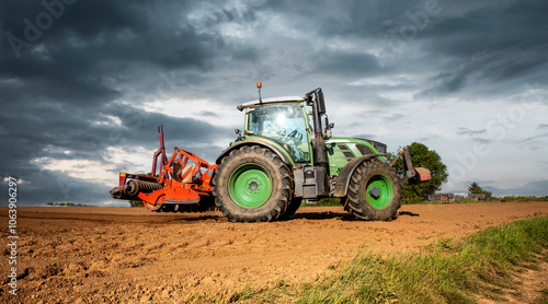 Tracteur labourant les champs dans la campagne de France au printemps. photo