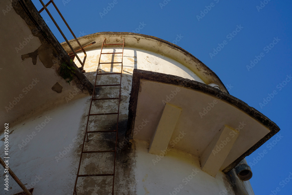 Fototapeta premium Torre redondeada en fábrica abandonada