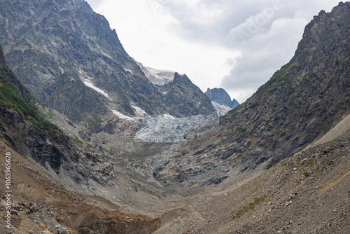 Obraz na płótnie Chalaadi Glacier, Mestia, Svaneti, Georgia, beautiful glacier in the Caucasus mountains on a cloudy day w salonie