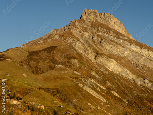 Obraz na plátně roc au vent et petite chapelle au bord du lac de roselend en beaufortain, alpes