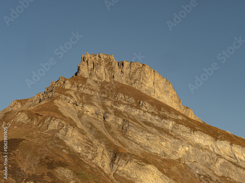 roc au vent et sa structure rocheuse et falaise dans le beaufortain, secteur arêches et beaufort photo