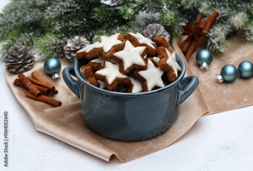 Zimtsterne: Traditionelle deutsche Weihnachtskekse in einer Schüssel auf dem Tisch mit Weihnachtsdekoration. photo