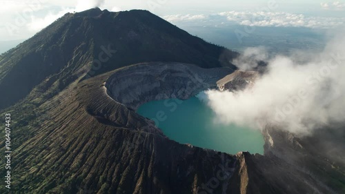 Volcan mont Ijen vu du ciel, lac d'eau bleue de souffre et fumée blanche s'échappant du cratère actif au levé du soleil. Java est, Indonésie, Asie photo