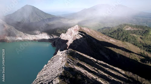 Volcan mont Ijen vu du ciel, lac d'eau bleue de souffre et fumée blanche s'échappant du cratère actif au levé du soleil. Java est, Indonésie, Asie