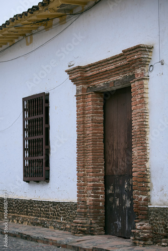puerta y ventana coloniales en antigua casona