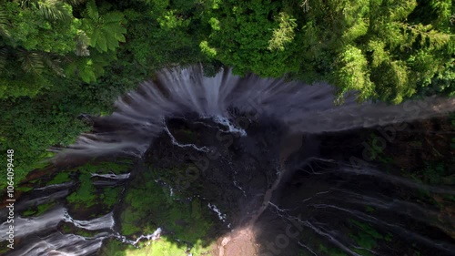 L'immense cascade de Tumpak Sewu, destination touristique de Java Est, Indonésie, Asie  (vu du ciel)