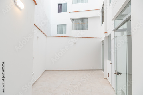 Obraz na płótnie patio interno de de casa familiar con piso de loza