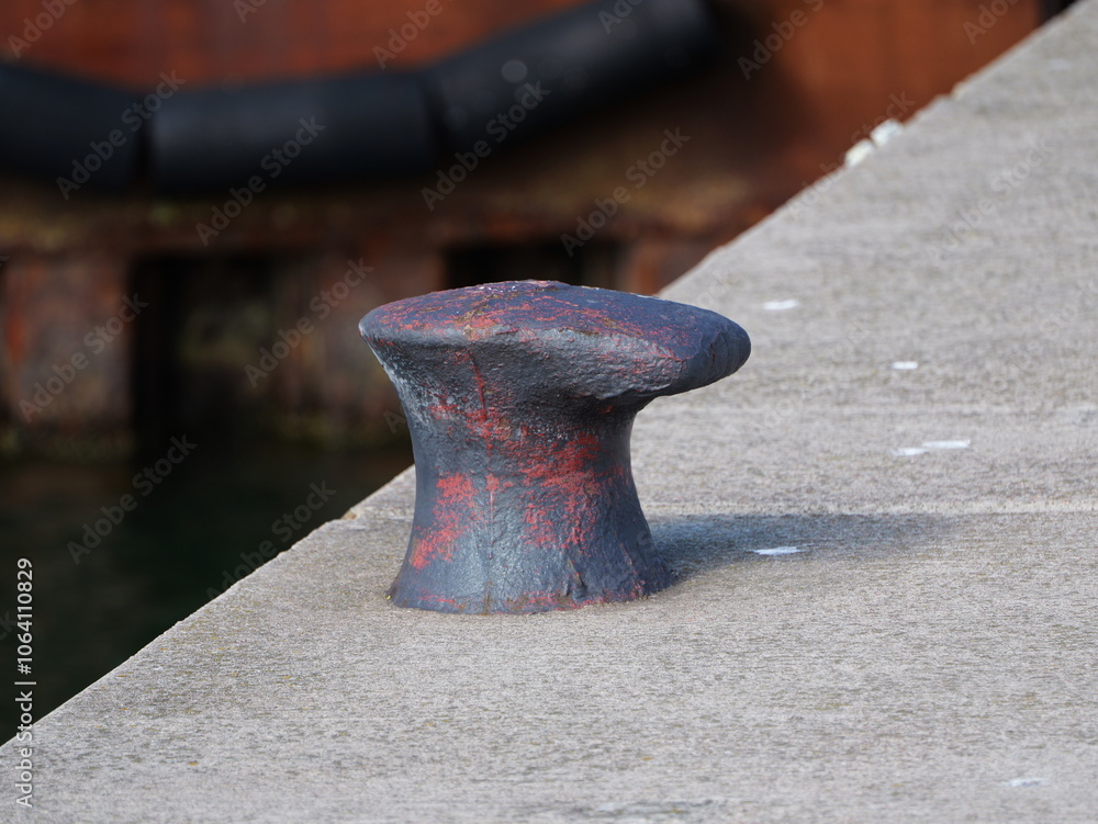 Ship bollard - solid - The rusty cast iron bollards are impressive witnesses to maritime history. Ship bollard - solid - The rusty cast iron bollards are impressive witnesses to maritime history.