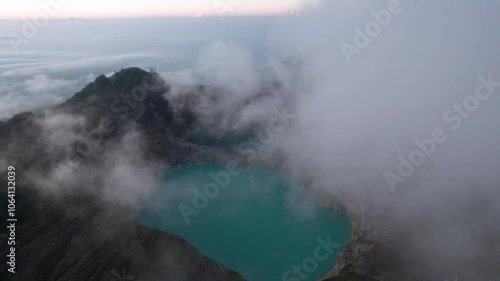 Vue aérienne spectaculaire du volcan Kelimutu et de ses lacs colorés en Indonésie - Drone