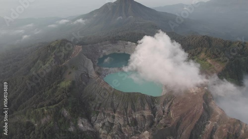 Vue aérienne spectaculaire du volcan Kelimutu et de ses lacs colorés en Indonésie - Drone