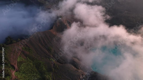 Vue aérienne spectaculaire du volcan Kelimutu et de ses lacs colorés en Indonésie - Drone photo