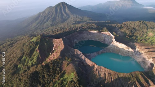 Vue aérienne spectaculaire du volcan Kelimutu et de ses lacs colorés en Indonésie - Drone