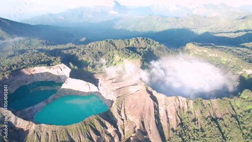Vue aérienne spectaculaire du volcan Kelimutu et de ses lacs colorés en Indonésie - Drone
