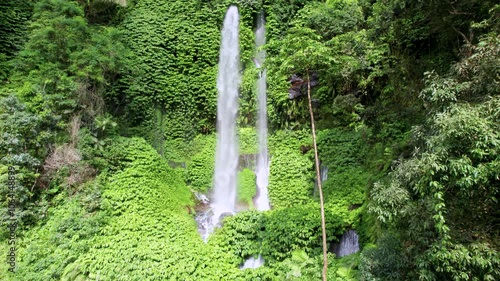 Vue aérienne de la cascade de Tiu Kelep à Lombok, Indonésie
