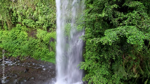 Vue aérienne de la cascade de Tiu Kelep à Lombok, Indonésie