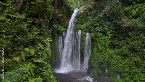 Vue aérienne de la cascade de Tiu Kelep à Lombok, Indonésie