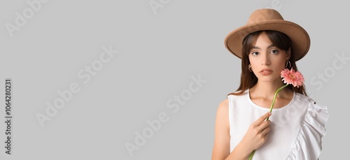 Beautiful young woman holdi...