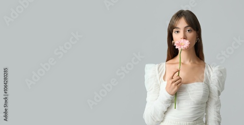 Beautiful young woman holdi...