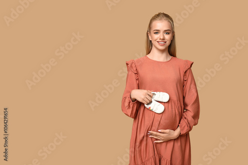 Beautiful happy pregnant wo...
