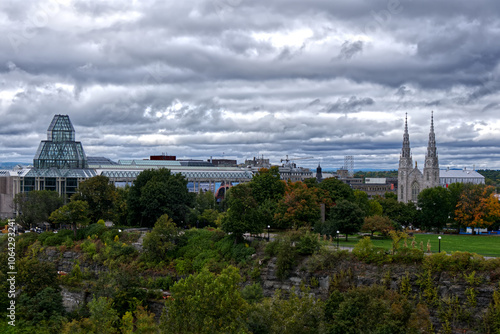 Obraz na płótnie Ottawa - Canada's National Gallery & Notre Dame from Parliament Hill w salonie