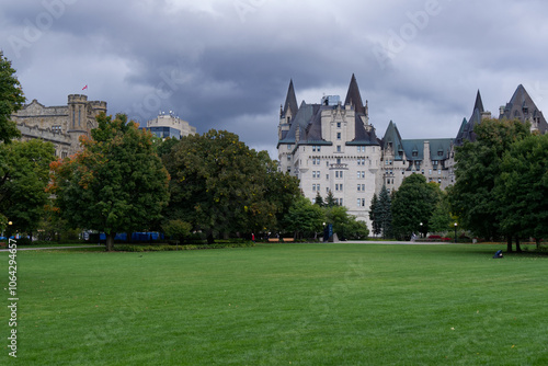 Obraz na płótnie Ottawa - Major Hill's Park & Fairmont Château Laurier w salonie