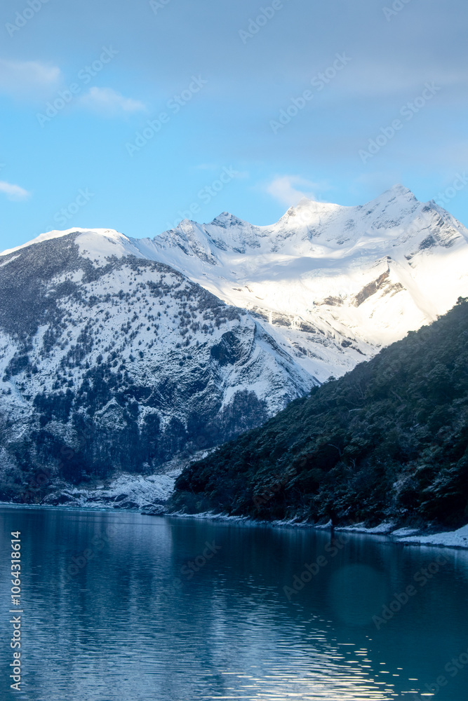 Obraz premium Majestic Perito Moreno Glacier in Argentine Patagonia during winter, showcasing stunning blue ice, snow-covered mountains, and pristine natural beauty.”