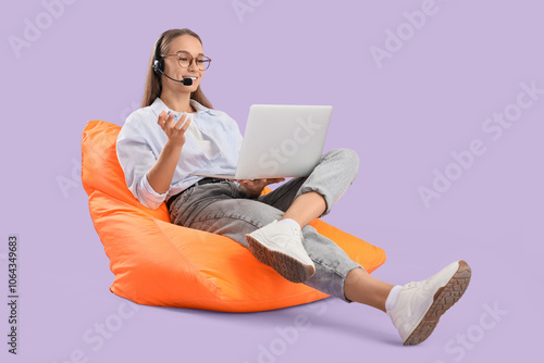 Female technical support ag...
