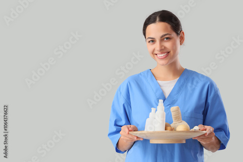 Female massage therapist wi...