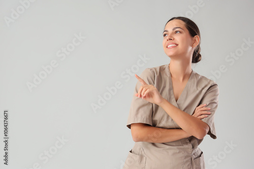 Female massage therapist po...
